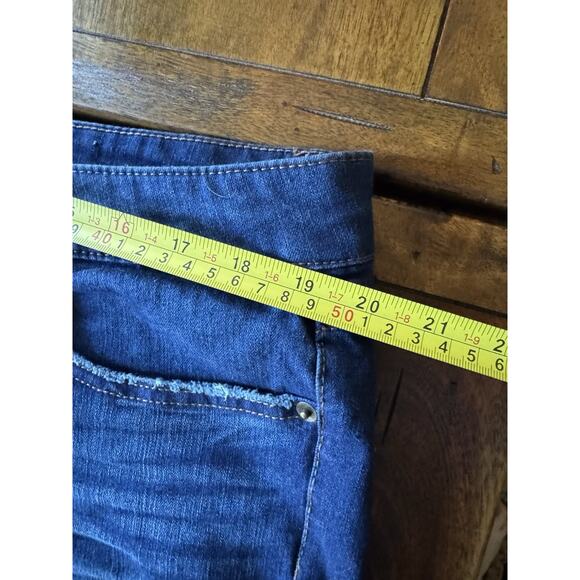 Time & Tru Dark Wash Rolled-Cuff Denim Shorts Size 18 - Picture 4 of 8